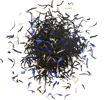 Liście czarnej herbaty Basilur Tea House z niebieskimi i białymi płatkami kwiatów.