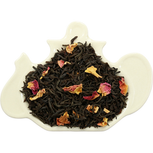 Liście czarnej herbaty Basilur English Rose z płatkami róż na porcelanowej podstawce