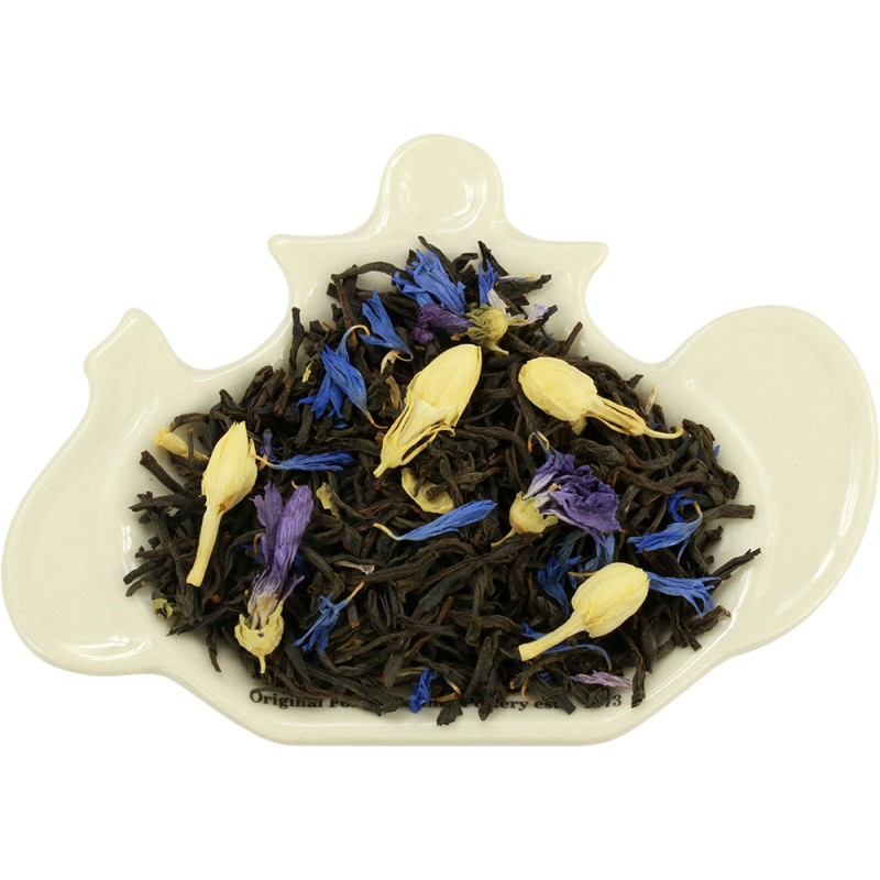 Czarna herbata lisciasta cejlonska z chabrem, jasminem i malwa w formie suszu, widoczny aromatyczny blend z platkami kwiatow i paczkami jasminu