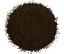 Drobno zwinięte liście czarnej herbaty Basilur English Breakfast – intensywna herbata cejlońska.