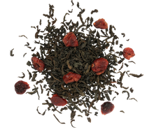 Liście czarnej herbaty Basilur Winter Tea z dodatkiem żurawiny w zbliżeniu.