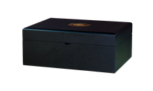 Zamknięte czarne pudełko Basilur Ekspozytor Czarny z logo marki na wieczku.