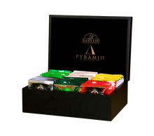 Czarny ekspozytor Basilur z 60 torebkami piramidkami herbat w kolorowych opakowaniach.