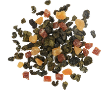 Zbliżenie na liście herbaty Basilur Apricot & Passion Fruit z kawałkami owoców