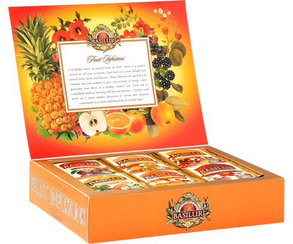 Zdjęcie ukazuje otwarte pudełko Basilur Fruit Infusions Assorted z widocznymi saszetkami owocowych naparów w eleganckiej aranżacji.
