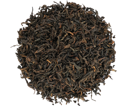 Liście czarnej herbaty Pu-Erh Basilur, naturalna fermentowana herbata o głębokim aromacie.