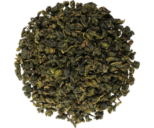 Liście herbaty Tie Guan Yin Basilur, półfermentowana herbata o kwiatowym aromacie.