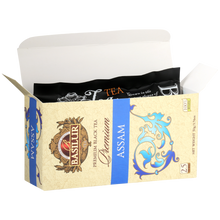Otwarta herbata Basilur Premium Assam z widocznymi zapakowanymi torebkami.
