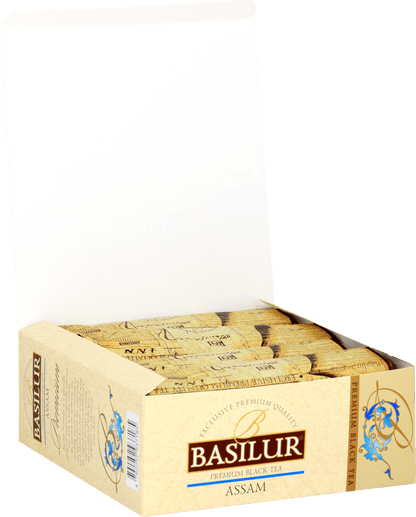 Otwarta paczka Basilur Assam z kopertami czarnej herbaty o intensywnym aromacie