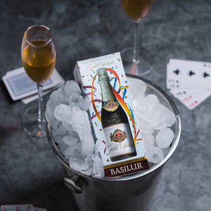 Opakowanie Basilur Gold Splash umieszczone w wiaderku z lodem, idealne na prezent.