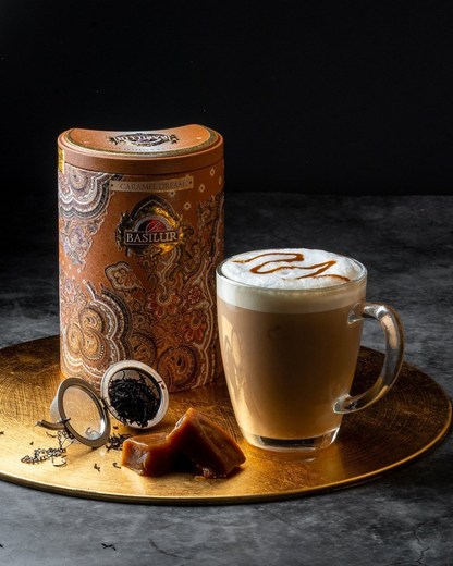 Stylowa kompozycja z herbatą Basilur Caramel Dream – filiżanka z naparem i kawałkami karmelu.