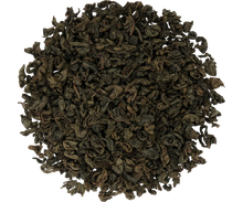 Liście czarnej herbaty Basilur Golden Crescent – cejlońska herbata o delikatnym, złocistym aromacie.