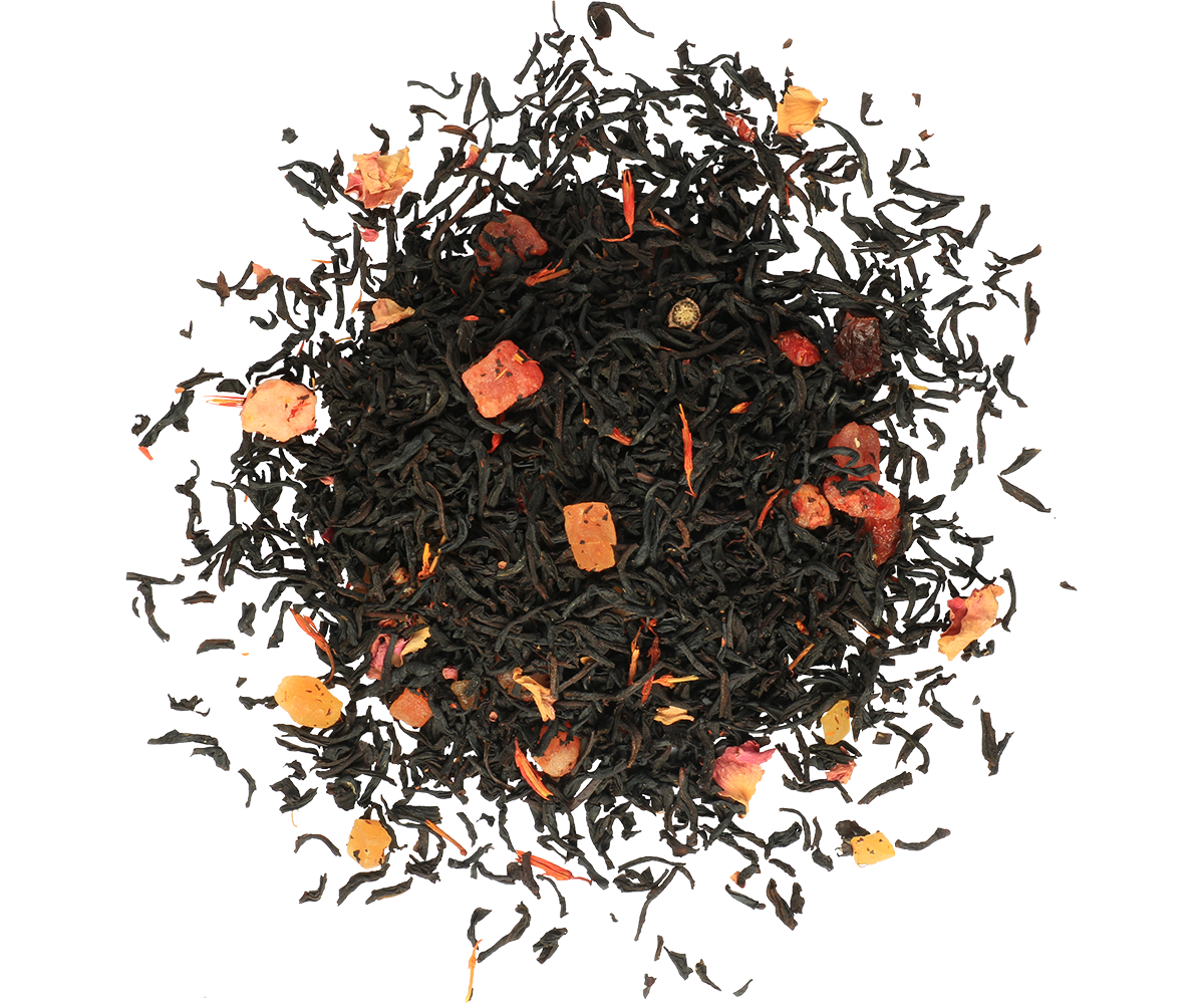 Liście czarnej herbaty Basilur Strawberry & Cream z kawałkami owoców i płatkami kwiatów.