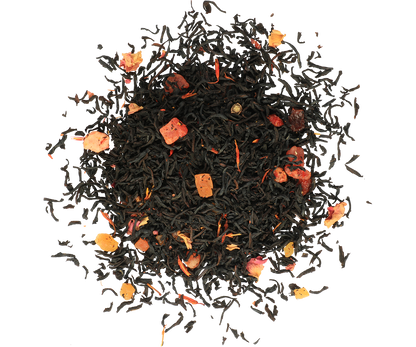 Liście czarnej herbaty Basilur Strawberry & Cream z kawałkami owoców i płatkami kwiatów.