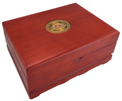 Elegancka drewniana skrzynka Basilur z herbatami orientalnymi.