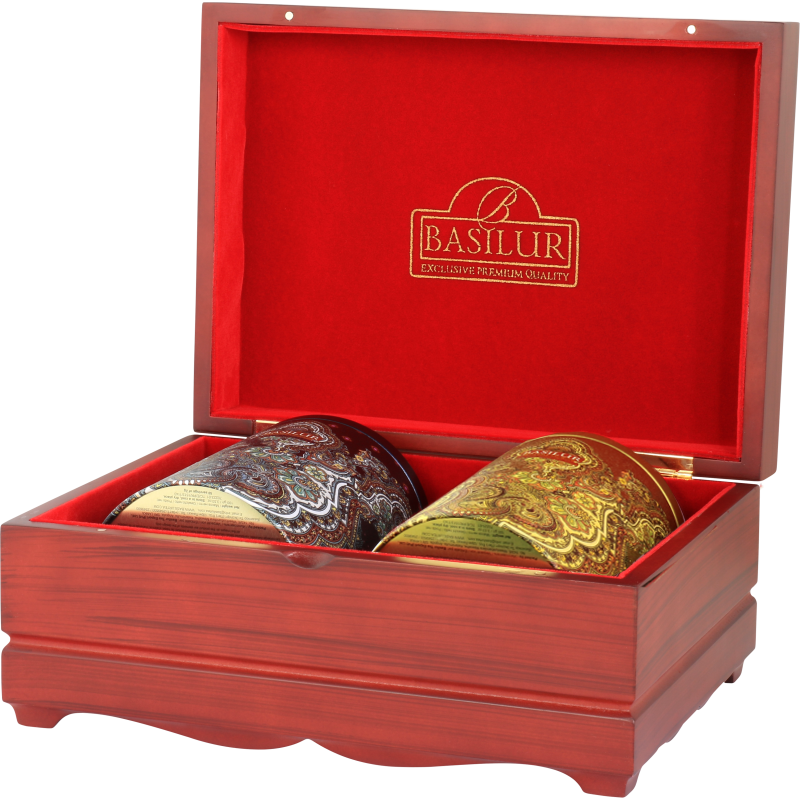 Zestaw herbat Basilur Oriental Collection 4 w otwartej skrzynce z dwoma puszkami.