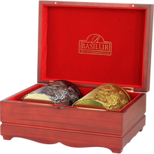 Zestaw herbat Basilur Oriental Collection 4 w otwartej skrzynce z dwoma puszkami.