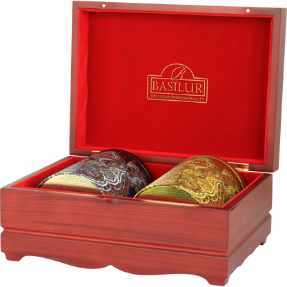 Zestaw herbat Basilur Oriental Collection 4 w otwartej skrzynce z dwoma puszkami.