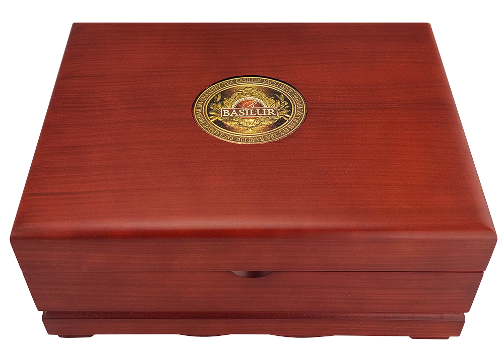 Drewniana skrzynka Basilur Oriental Collection 5 z logo na wieczku.