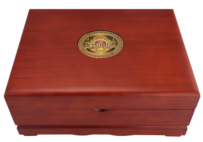 Drewniana skrzynka Basilur Oriental Collection 5 z logo na wieczku.