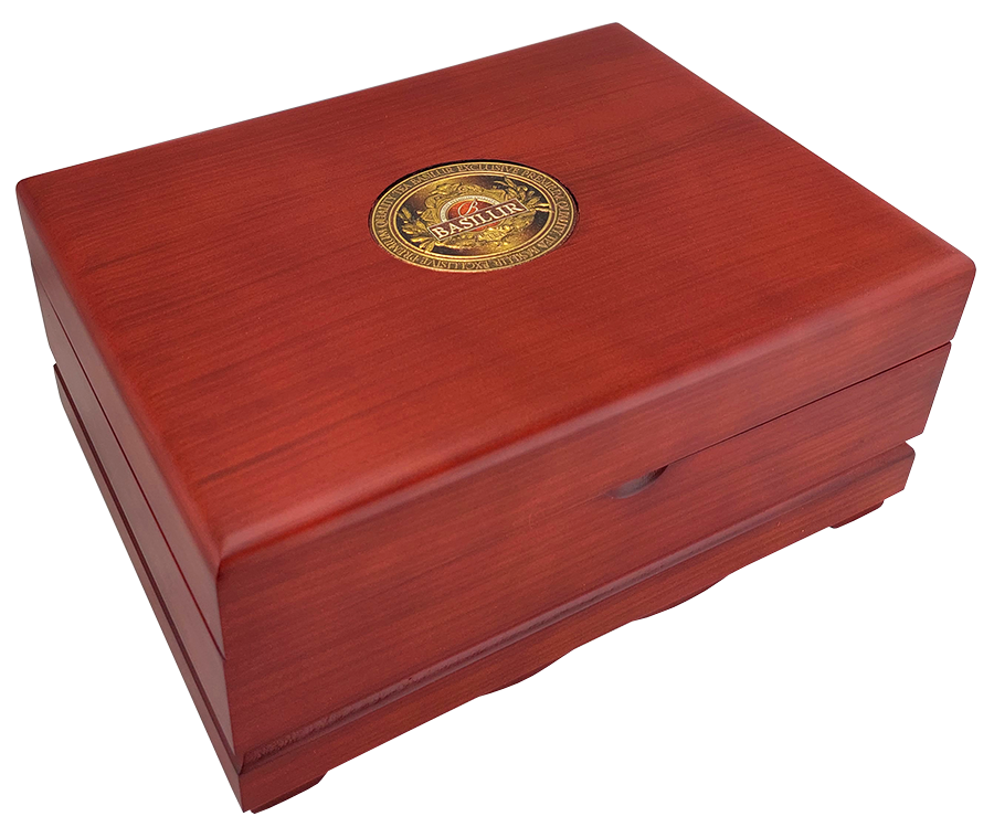 Skrzynka Basilur Oriental Collection 5 zamknięta, w kolorze mahoniowym.