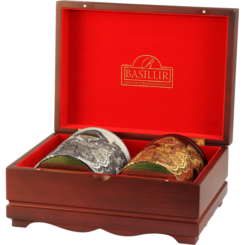 Zestaw herbat Basilur Oriental Collection 5 w otwartej drewnianej skrzynce z czerwonym wnętrzem.