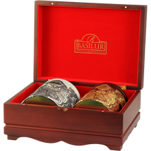 Zestaw herbat Basilur Oriental Collection 5 w otwartej drewnianej skrzynce z czerwonym wnętrzem.