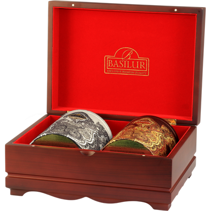 Zestaw herbat Basilur Oriental Collection 5 w otwartej drewnianej skrzynce z czerwonym wnętrzem.