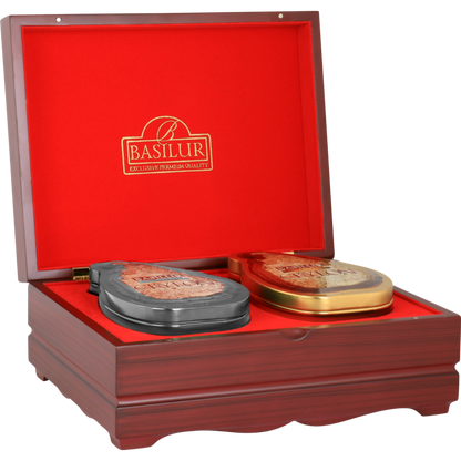 Zestaw herbat Basilur Island of Tea w drewnianej skrzynce z czerwonym wnętrzem.