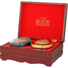 Drewniany ekspozytor Basilur Island of Tea – zestaw dwóch puszek herbaty w eleganckim pudełku.