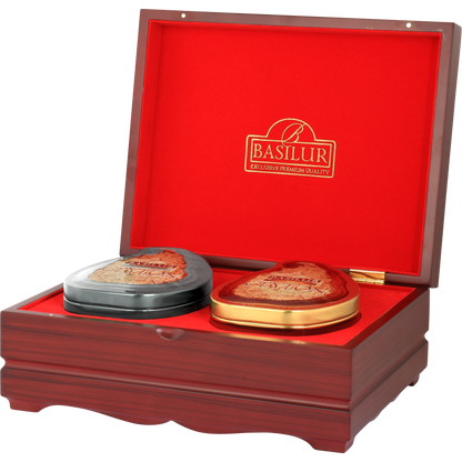 Drewniany ekspozytor Basilur Island of Tea – zestaw dwóch puszek herbaty w eleganckim pudełku.