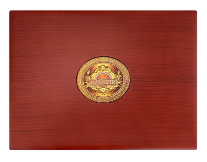 Widok z góry na pudełko Basilur Island of Tea – elegancki emblemat Basilur.