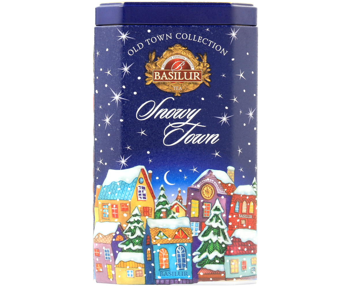 Zimowa herbata Basilur Snowy Town w granatowej puszce z bajkowym miasteczkiem i śniegiem.