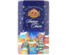 Zimowa herbata Basilur Snowy Town w granatowej puszce z bajkowym miasteczkiem i śniegiem.
