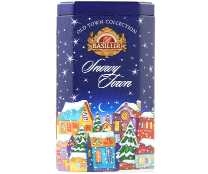Zimowa herbata Basilur Snowy Town w granatowej puszce z bajkowym miasteczkiem i śniegiem.