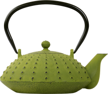 Zielony dzbanek żeliwny Basilur z czarną rączką, widok z boku.