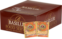 Opakowanie zbiorcze Basilur Caramel Dream z saszetkami czarnej herbaty cejlońskiej o smaku karmelu.