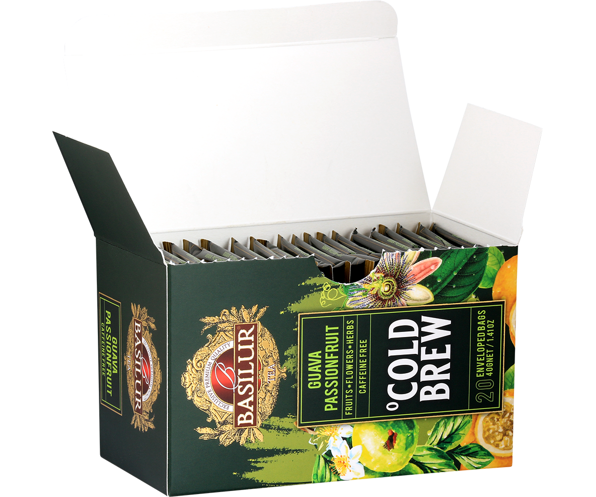 Otwarte pudełko herbaty Basilur Cold Brew Guava Passionfruit z widocznymi kopertami, herbata na zimno bez kofeiny.