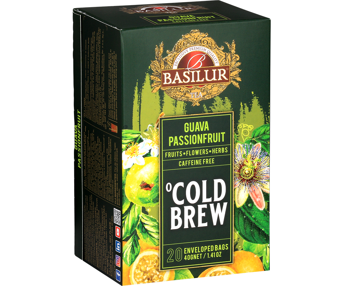 Pudełko herbaty Basilur Cold Brew Guava Passionfruit w perspektywie, tropikalna kompozycja z guawą i marakują.