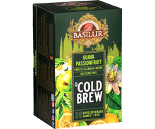 Pudełko herbaty Basilur Cold Brew Guava Passionfruit w perspektywie, tropikalna kompozycja z guawą i marakują.