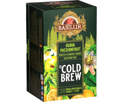Pudełko herbaty Basilur Cold Brew Guava Passionfruit w perspektywie, tropikalna kompozycja z guawą i marakują.