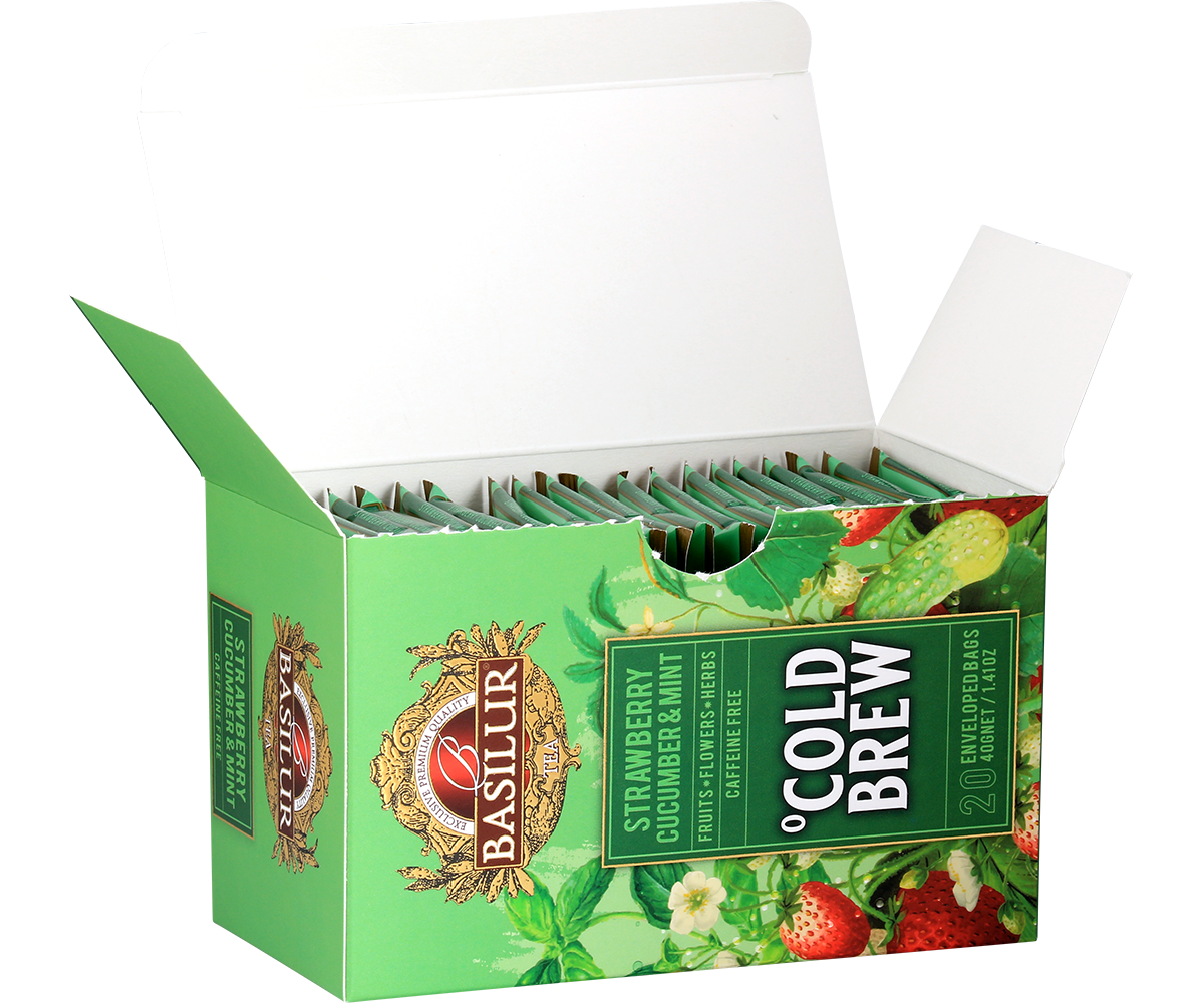 Otwarte pudełko Basilur Cold Brew Strawberry Cucumber & Mint z kopertami, orzeźwiająca herbata na zimno.