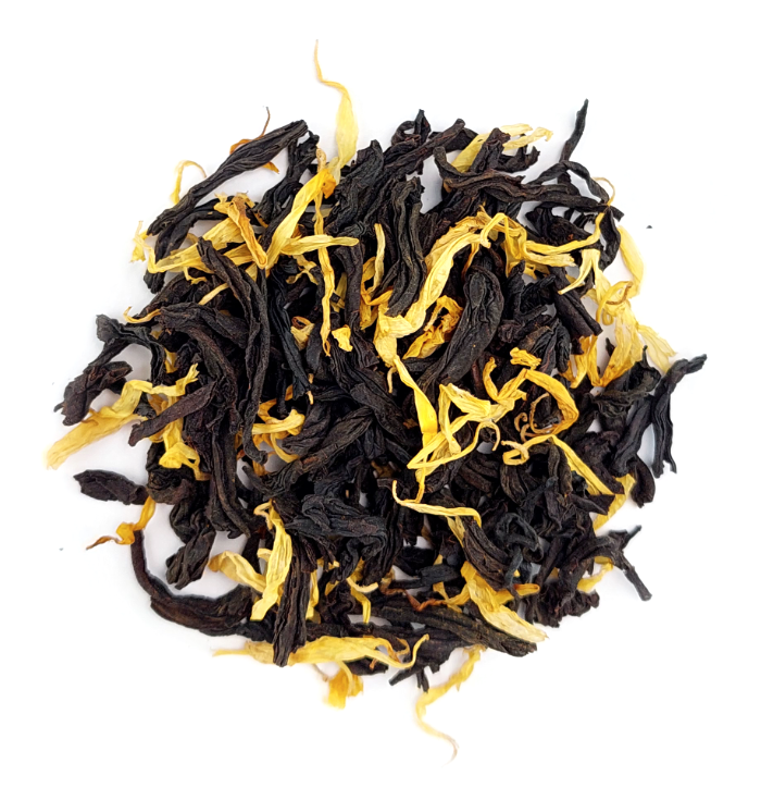 Liście czarnej herbaty Basilur Story of Magic vol. I z żółtymi płatkami kwiatów.