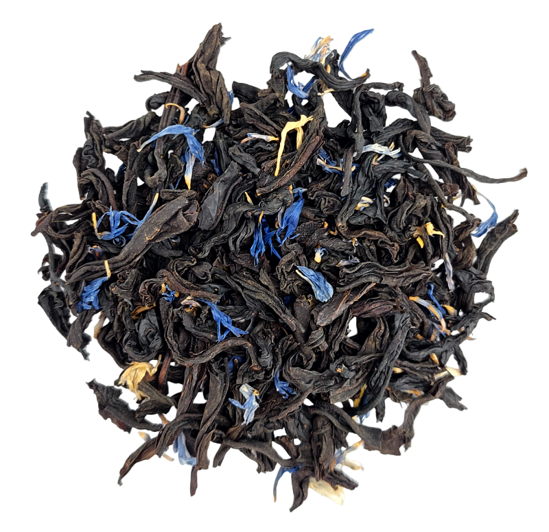 Liście czarnej herbaty Basilur Story of Magic vol. II z niebieskimi płatkami kwiatów.