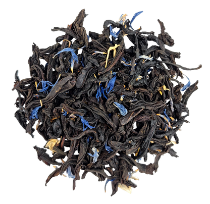 Liście czarnej herbaty Basilur Story of Magic vol. II z niebieskimi płatkami kwiatów.