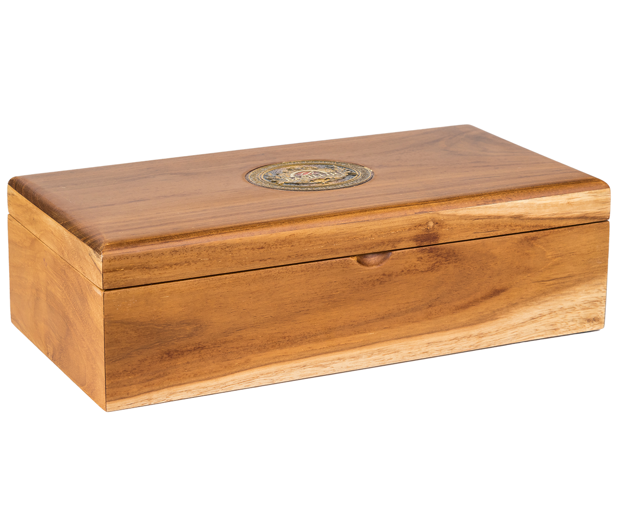 Drewniana skrzynka Basilur Executive Gift Rare Tea zamknięta, widok z przodu.