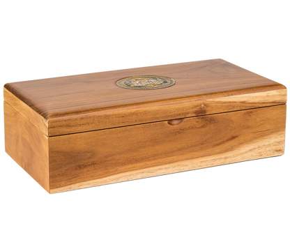 Drewniana skrzynka Basilur Executive Gift Rare Tea zamknięta, widok z przodu.