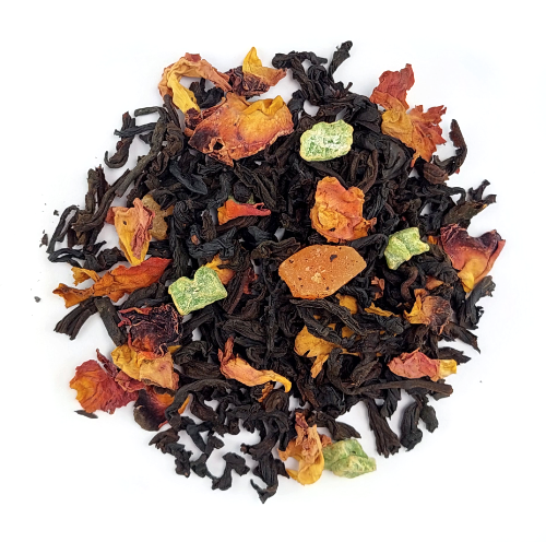 Susz czarnej herbaty Basilur Act I: First Snow z owocami i płatkami kwiatów.