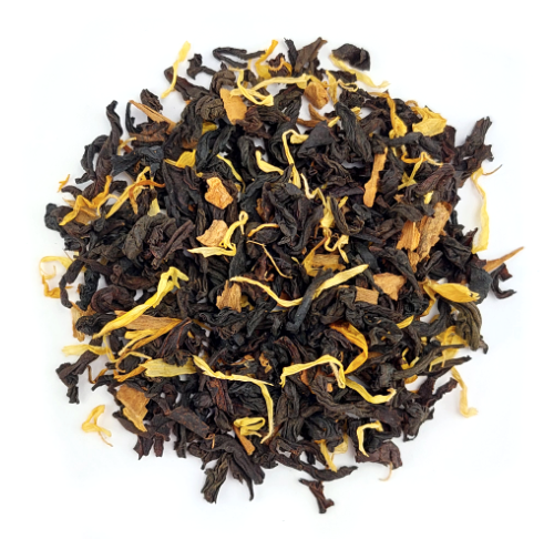 Susz czarnej herbaty Basilur Fireworks z dodatkami owoców i płatkami kwiatów.