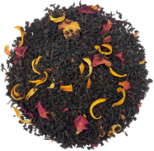 Suszone liście herbaty Basilur Rose Bergamot z płatkami róży i czarną herbatą cejlońską.